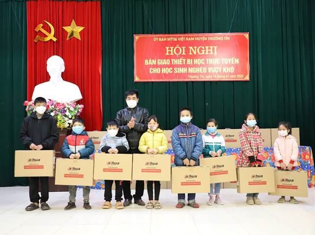Huyện Thường Tín trao tặng máy tính cho học sinh có hoàn cảnh khó khăn