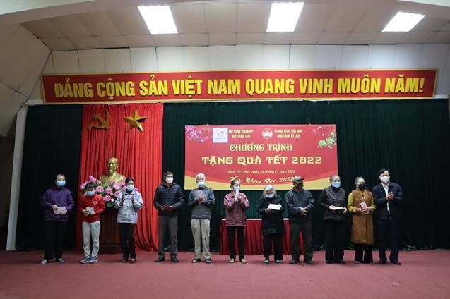 Quận Nam Từ Liêm tặng quà cho các hộ cận nghèo, hộ có hoàn cảnh khó khăn trên địa bàn quận nhân dịp tết Nguyên Đán Nhâm Dần 2022 