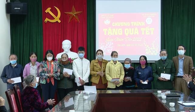 50 suất quà Tết được trao cho các hộ có hoàn cảnh khó khăn xã Lệ Chi, huyện Gia Lâm