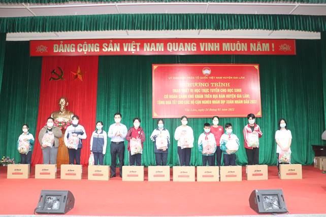 Ủy ban MTTQ Việt Nam huyện Gia Lâm trao 35 máy tính cho học sinh và 320 suất quà cho các đối tượng