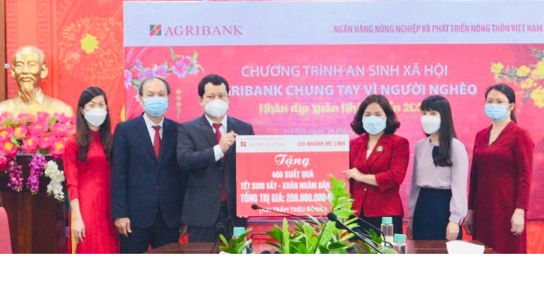 Ủy ban MTTQ Việt Nam huyện Mê Linh tặng 400 suất quà tết cho người nghèo.