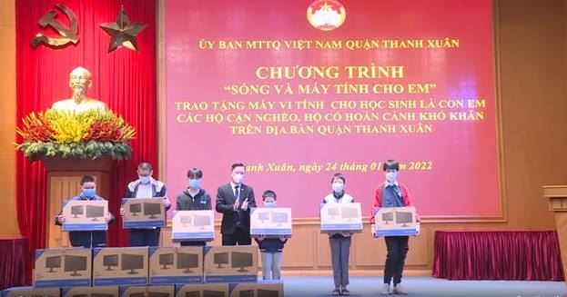 Ủy ban MTTQ Việt Nam quận Thanh Xuân trao thiết bị học trực tuyến hưởng ứng chương trình “Sóng và máy tính cho em”