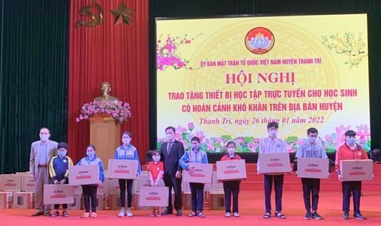 Huyện Thanh Trì trao tặng 55 máy tính đến học sinh là con các hộ gia đình có hoàn cảnh khó khăn đang học tập trên địa bàn huyện