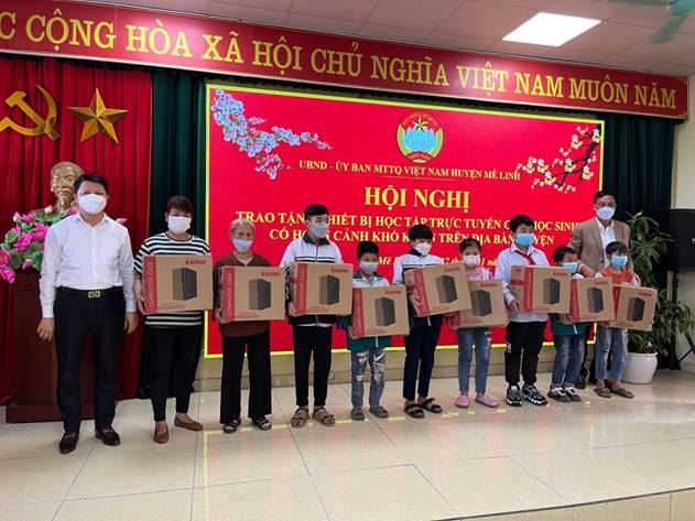 Ủy ban MTTQ Việt Nam huyện Mê Linh trao thiết bị học tập trực tuyến cho 50 em học sinh thuộc các gia đình hộ nghèo, hộ cận nghèo, hộ có hoàn cảnh khó khăn.