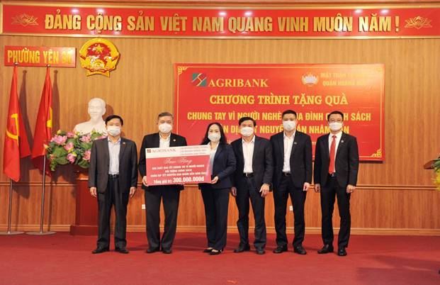 Ủy ban MTTQ Việt Nam quận Hoàng Mai trao quà tết nhân dịp Tết nguyên đán Nhâm Dần 2022
