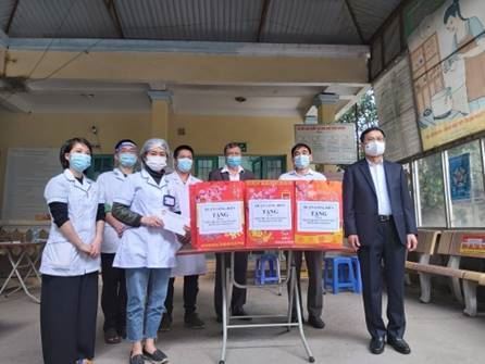 Quận Long Biên thăm tặng quà các lượng lượng tham gia trực Covid - 19 dịp Tết Nhâm Dần