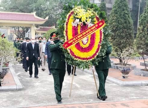  Huyện Thanh Trì dâng hương và đặt vòng hoa viếng các Anh hùng liệt sĩ nhân dịp đón Xuân Nhâm Dần 2022