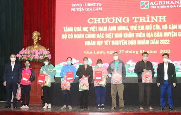 Ủy ban MTTQ Việt Nam huyện Gia Lâm trao quà Tết và bàn giao nhà Đại đoàn kết nhân dịp Tết nguyên đán Nhâm Dần 2022