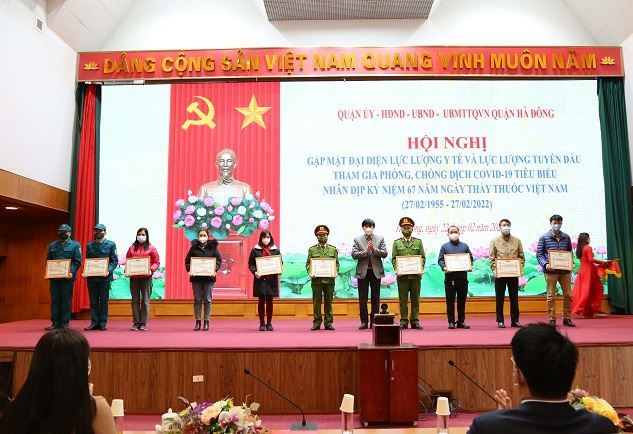 Quận Hà Đông gặp mặt, tri ân lực lượng tuyến đầu chống dịch  nhân kỷ niệm 67 năm Ngày Thầy thuốc Việt Nam