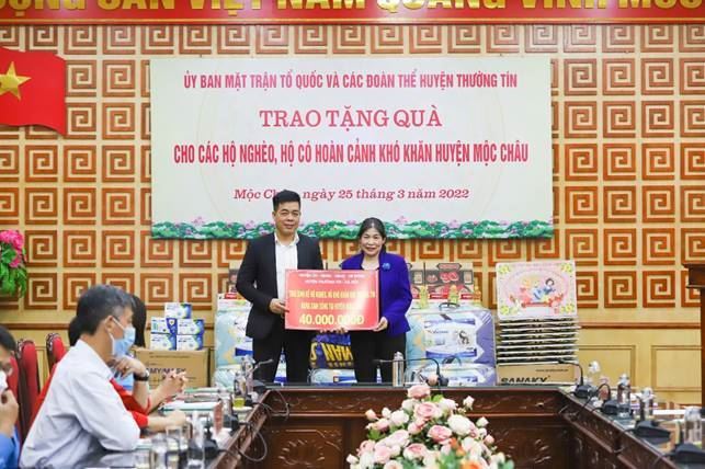 Huyện Thường Tín trao tặng quà cho cho các hộ nghèo, hộ có hoàn cảnh khó khăn huyện Mộc Châu