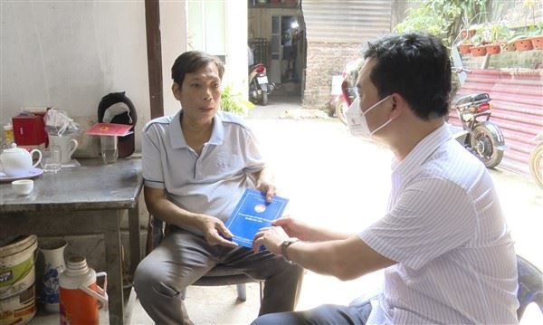 Ủy ban MTTQ Việt Nam huyện Gia Lâm hỗ trợ đột xuất cho các gia đình có hoàn cảnh đặc biệt khó khăn trên địa bàn
