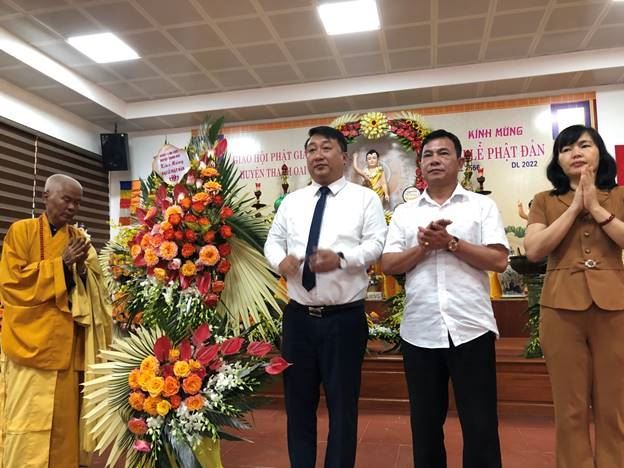Lãnh đạo huyện Thanh Oai tặng quà chúc mừng Đại lễ Phật đản tại chùa Võ Lăng xã Dân Hòa