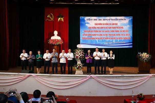 Lớp bồi dưỡng nghiệp vụ cán bộ Mặt trận tổ quốc Việt Nam các cấp Thành phố Hà Nội thăm và làm việc tại huyện Thường Tín.