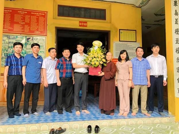 Huyện Thanh Oai thăm, tặng quà nhân dịp lễ Phật đản 2022