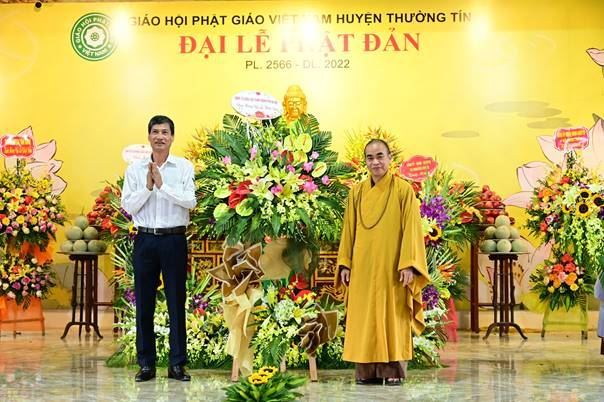 Lãnh đạo Ủy ban MTTQ Việt Nam TP tặng hoa chúc mừng nhân dịp lễ Phật đản Phản lịch 2566-Dương lịch 2022