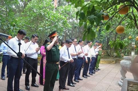 Lãnh đạo huyện Mê Linh dâng hương Chủ tịch Hồ Chí Minh nhân dịp kỷ niệm 132 năm Ngày sinh của Người.