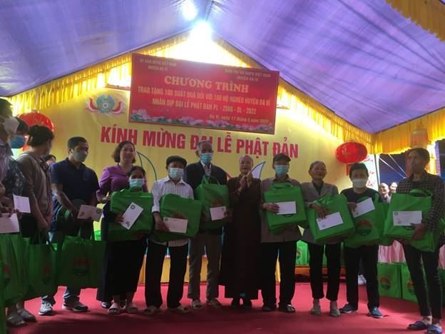 Ủy ban MTTQ Việt Nam huyện Ba Vì phối hợp với Ban Trị sự Giáo hội phật giáo Việt Nam huyện trao 100 suất quà cho 100 hộ nghèo trên địa bàn huyện  