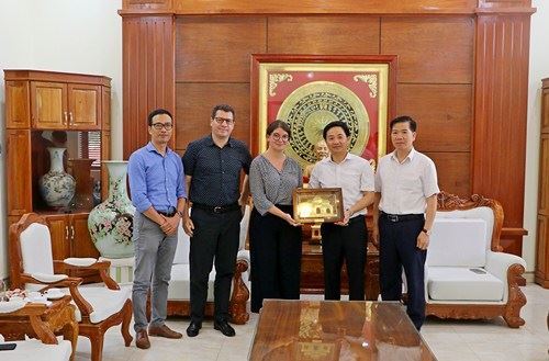 Lãnh đạo thị xã làm việc với các chuyên gia Pháp về hỗ trợ công tác bảo tồn và phát huy giá trị di sản làng cổ ở Đường Lâm