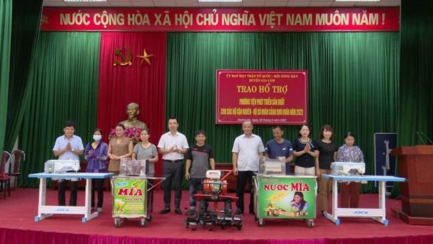 Uỷ ban MTTQ Việt Nam huyện Gia Lâm trao hỗ trợ phương tiện sản xuất năm 2022