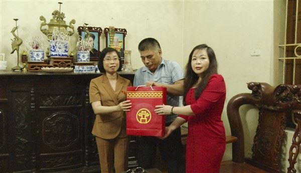 Đoàn đại biểu Quốc hội Thành phố Hà Nội thăm và tặng quà các gia đình chính sách trên địa bàn huyện Gia Lâm