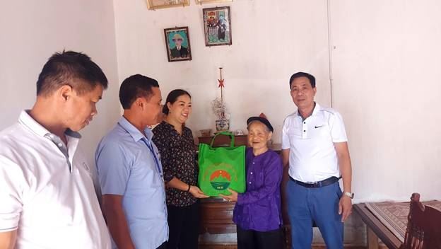Chủ tịch Ủy ban MTTQ Việt Nam huyện Ba Vì thăm, tặng quà Mẹ và vợ Liệt sỹ  nhân kỷ niệm 75 năm Ngày Thương binh liệt sỹ (27/7/1947-27/7/2022)