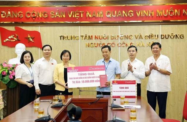 Đoàn đại biểu Quốc hội thành phố Hà Nội thăm, tặng quà người có công tại quận Hà Đông