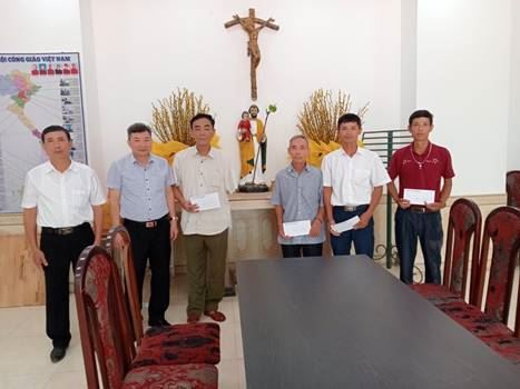 Huyện Mê Linh thăm, tặng quà các thương binh, bệnh binh, thân nhân liệt sỹ trong đồng bào Công giáo nhân dịp kỷ niệm 75 năm ngày Thương binh - Liệt sỹ ( 27/7/1947-27/72022). 