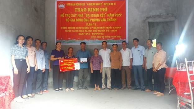 Ủy ban MTTQ Việt Nam huyện Ba Vì trao kinh phí (lần 1) hỗ trợ 02 hộ nghèo xây nhà “Đại đoàn kết” năm 2022 