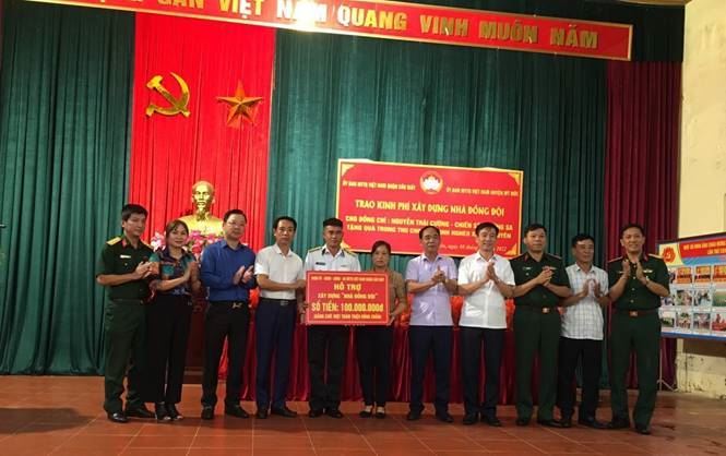 Ủy ban MTTQ Việt Nam quận Cầu Giấy trao hỗ trợ kinh phí xây dựng “Nhà đồng đội”