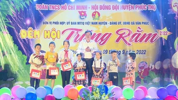 Ủy ban MTTQ Việt Nam huyện phối hợp với Huyện đoàn Phúc Thọ tặng quà cho các cháu thiếu nhi nhân dịp Tết trung thu