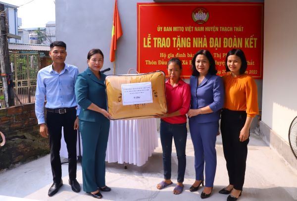 Ủy ban MTTQ Việt Nam huyện Thạch Thất bàn giao nhà đại đoàn kết kết tại xã Bình Phú.