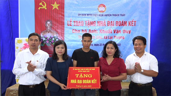 Ủy ban MTTQ Việt Nam huyện Thạch Thất trao tặng nhà Đại đoàn kết tại xã Lại Thượng