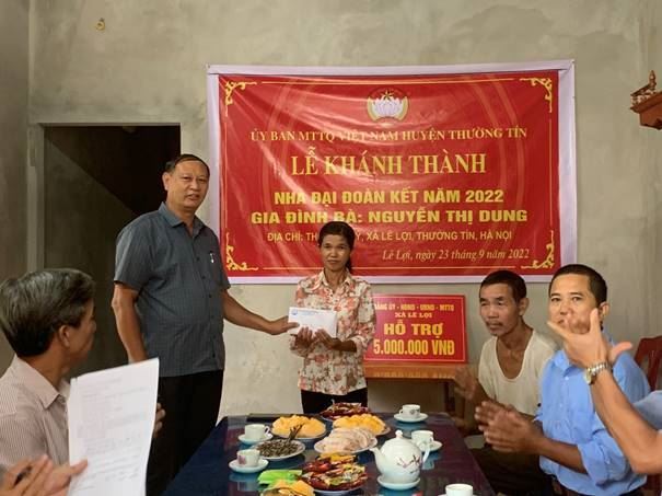 Huyện Thường Tín bàn giao tiền hỗ trợ xây dựng nhà Đại đoàn kết cho hộ nghèo.