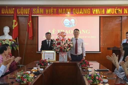 Huyện ủy Mê Linh tổ chức Lễ trao tặng Huy hiệu Đảng cho các đảng viên năm 2022