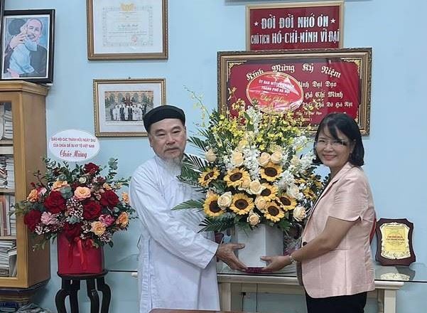 Ban Thường trực Ủy ban MTTQ Việt Nam Thành phố thăm và tặng hoa chúc mừng các Họ Đạo trên địa bàn Thành phố nhân kỷ niệm 98 năm Ngày khai đạo Cao Đài 