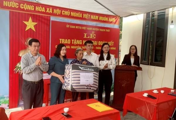 Huyện Thạch Thất trao tặng nhà Đại đoàn kết tại xã Đại Đồng, Bình Yên  