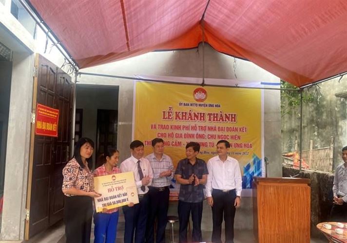 Ủy ban MTTQ Việt Nam huyện Ứng Hòa trao tặng nhà Đại đoàn kết và bò sinh sản tại xã Trung Tú, Đội Bình