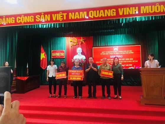 Phú Xuyên trao 03 nhà Đại đoàn kết cho hộ nghèo chào mừng kỷ niệm 92 năm Ngày truyền thống MTTQ Việt Nam (18/11/1930- 18/11/2022)