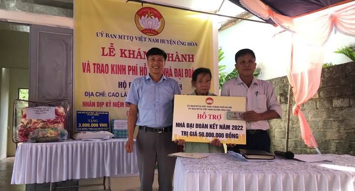 Huyện Ứng Hòa tổ chức lễ khánh thành và bàn giao kinh phí xây dựng nhà đại đoàn kết tại xã Tảo Dương Văn và Cao Thành