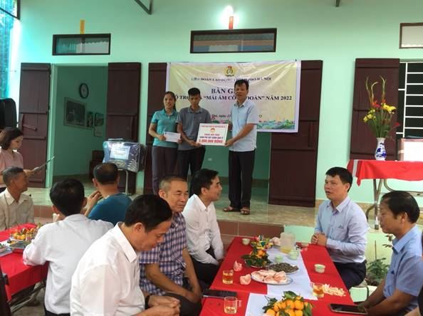 Ủy ban MTTQ Việt Nam huyện Quốc Oai hỗ trợ xây nhà “Mái ấm Công đoàn”