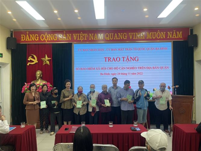 Quận Ba Đình trao tặng 17 sổ Bảo hiểm xã hội cho 8 hộ cận nghèo trên địa bàn.