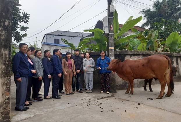 Thanh Oai trao tặng bò cho các hộ nghèo