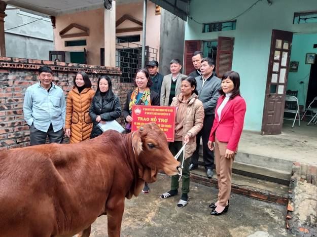 Ủy ban MTTQ Việt Nam huyện Ba Vì trao hỗ trợ 04 bò sinh sản và 03 xe máy cho hộ nghèo, hộ cận nghèo năm 2022