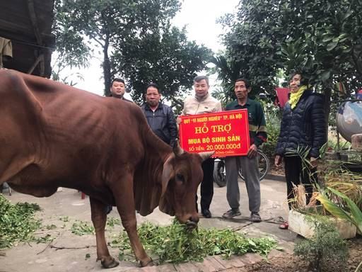 Ủy ban MTTQ Việt Nam huyện Mê Linh tổ chức trao tiền hỗ trợ mua bò sinh sản cho gia đình ông Kiều Văn Sức – Thôn Nam Cường, xã Tam Đồng, huyện Mê Linh.