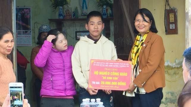 Ủy ban MTTQ Việt Nam thành phố Hà Nội trao bò sinh sản cho hộ nghèo là đồng bào Công giáo xã Ninh Sở, huyện Thường Tín 