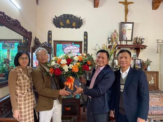 Ủy ban MTTQ Việt Nam huyện Hoài Đức đã đến thăm, chúc mừng Ban Đoàn kết Công giáo huyện nhân dịp lễ Giáng sinh năm 2022