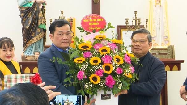 Lãnh đạo huyện Thường Tín thăm, tặng quà các linh mục, chức sắc, chức việc tôn giáo và giáo dân nhân dịp đón Giáng sinh 2022