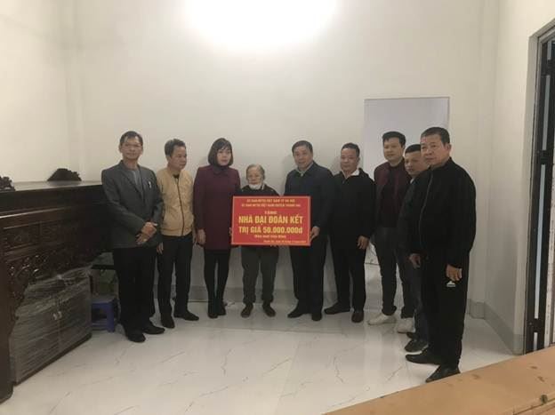 Thanh Oai trao kinh phí hỗ trợ xây dựng nhà Đại Đoàn kết cho hộ nghèo xã Dân Hòa, Tam Hưng