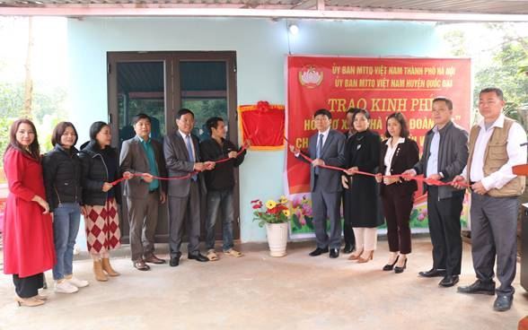 Uỷ ban MTTQ Việt Nam thành phố Hà Nội bàn giao nhà Đại đoàn kết tại huyện Quốc Oai.