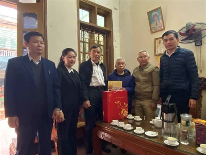 Uỷ ban MTTQ Việt Nam huyện Hoài Đức tặng quà Người có công nhân dịp Tết Nguyên đán Quý Mão 2023